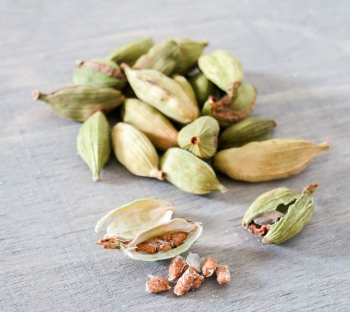 Green cardamom pods