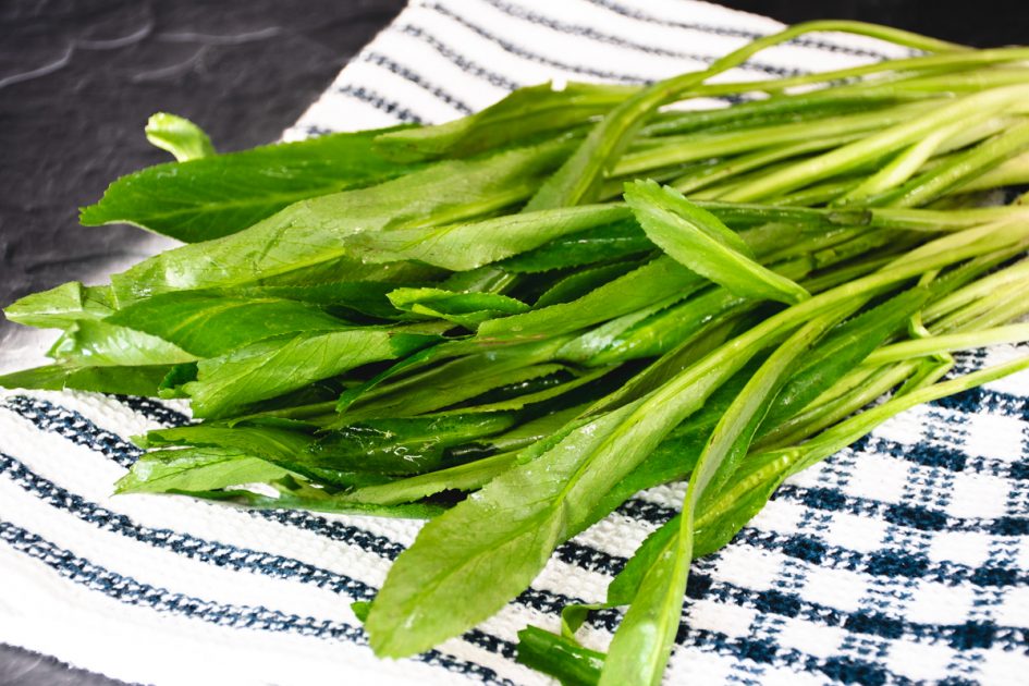 Bunches of culantro on a kitchen towel